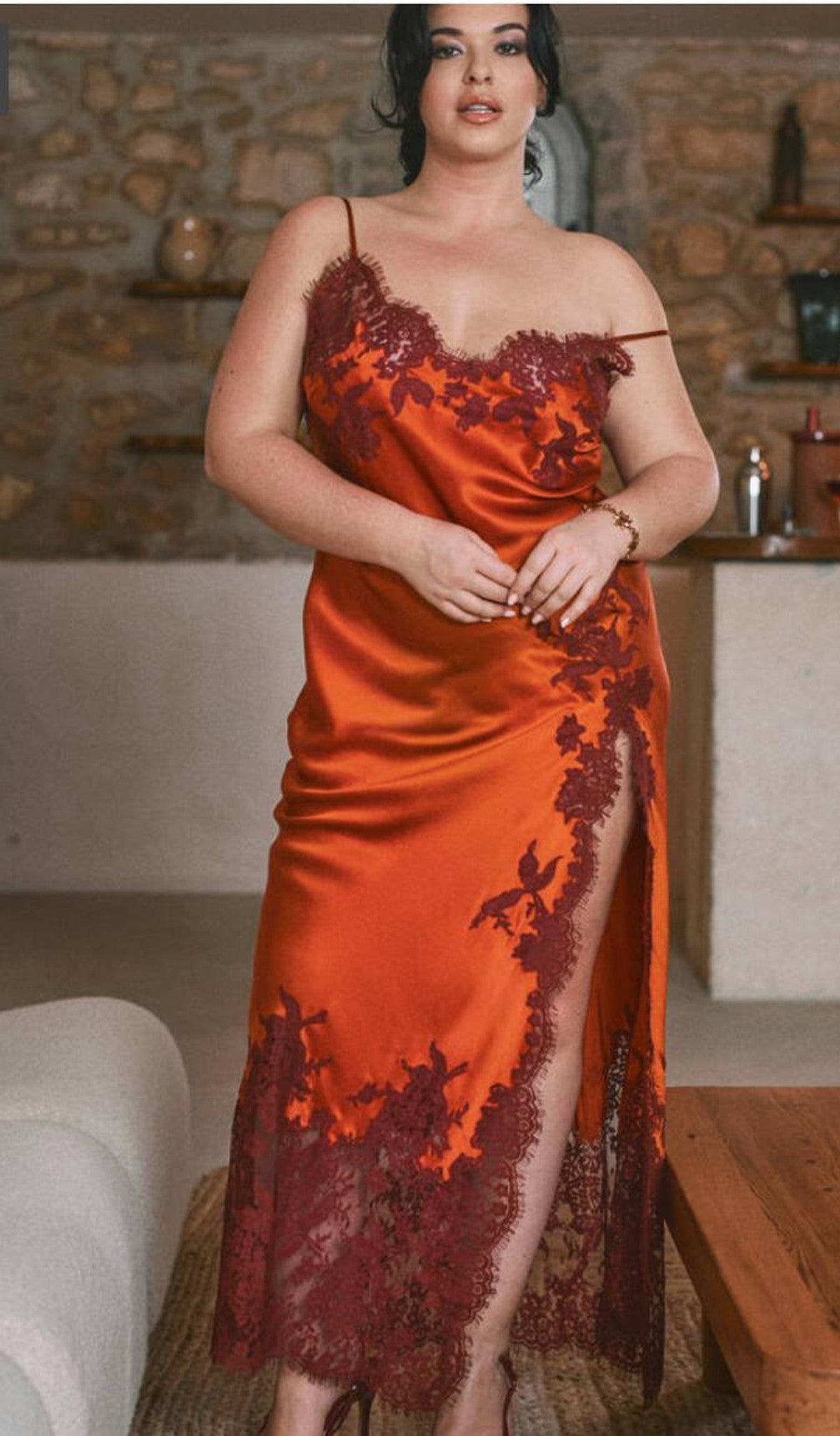 Nuisette longue Braise en satin de soie, fente latérale