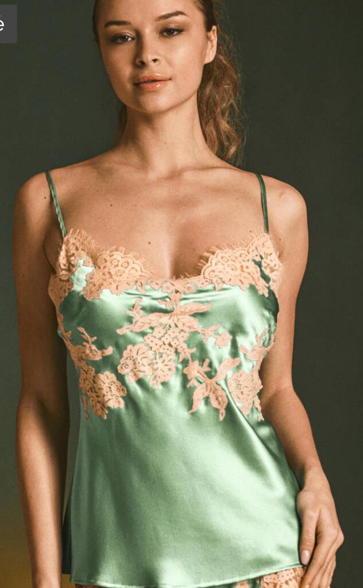 Détail du caraco Amande, dentelle pêche sur satin vert