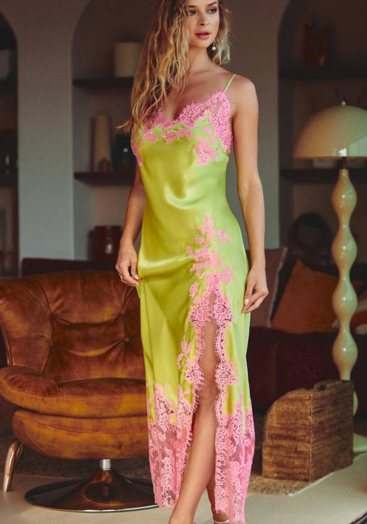 Nuisette longue Anis, satin vert et dentelle rose